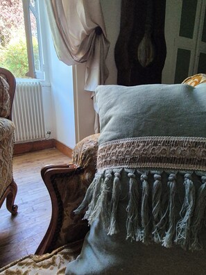 3 bedrooms, desk, iron/ironing board, travel cot