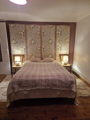 3 bedrooms, desk, iron/ironing board, travel cot