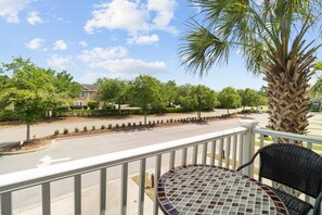 Outdoor dining - Charming Carriage Home for 4: Discover Elegance (North Myrtle Beach)