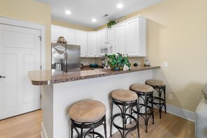 Fridge, microwave, oven, stovetop - Charming Carriage Home for 4: Discover Elegance (North Myrtle Beach)