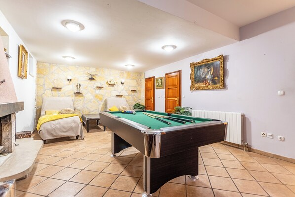 A pool table in a room with a stone wall, a bed, and a fireplace. - Villa Violeta 3 min walk to the beach (Split)
