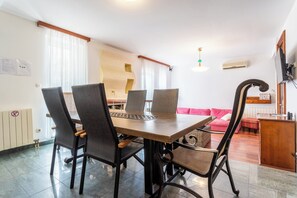 Villa, 4 habitaciones, vista al mar | Comedor