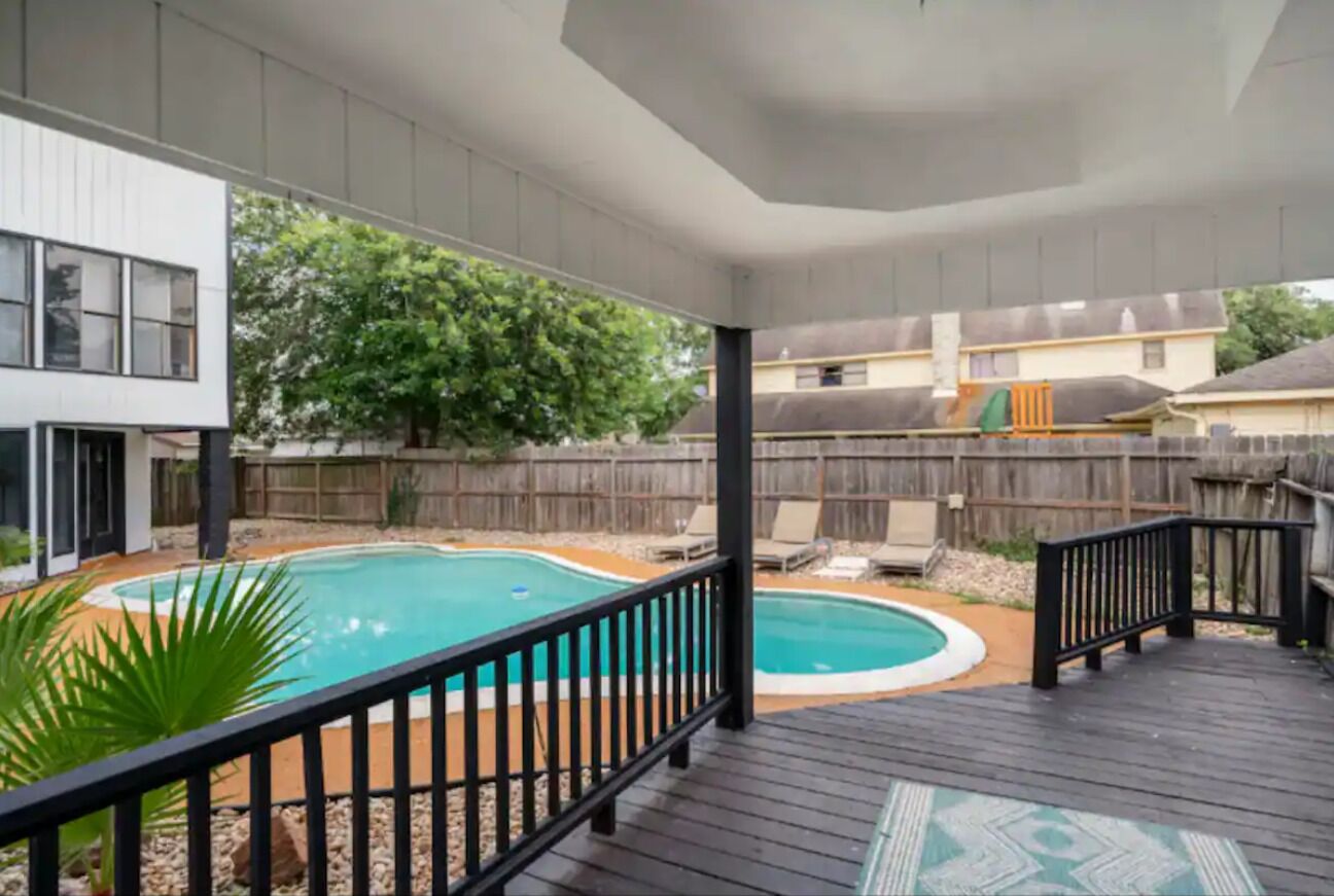 Large beautiful modern 2 story house with pool/ 10 beds