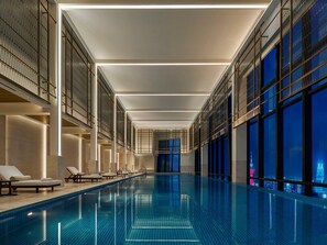 Innenpool, geöffnet von 06:00 Uhr bis 21:00 Uhr, Liegestühle