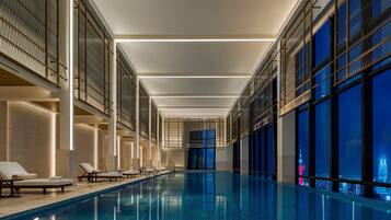 Alberca techada, acceso de 06:00 a 21:00, y camastros