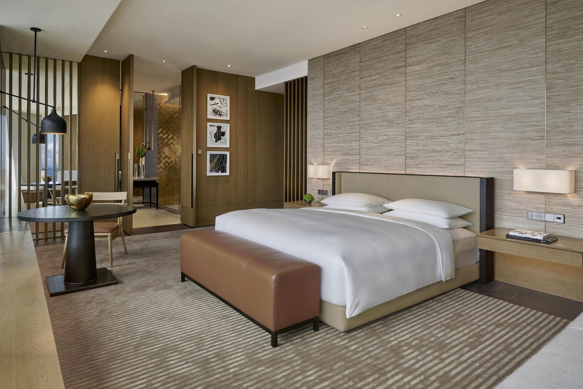 Habitación Deluxe, 1 cama de matrimonio grande | Ropa de cama de alta calidad y minibar (con algunos artículos gratuitos)