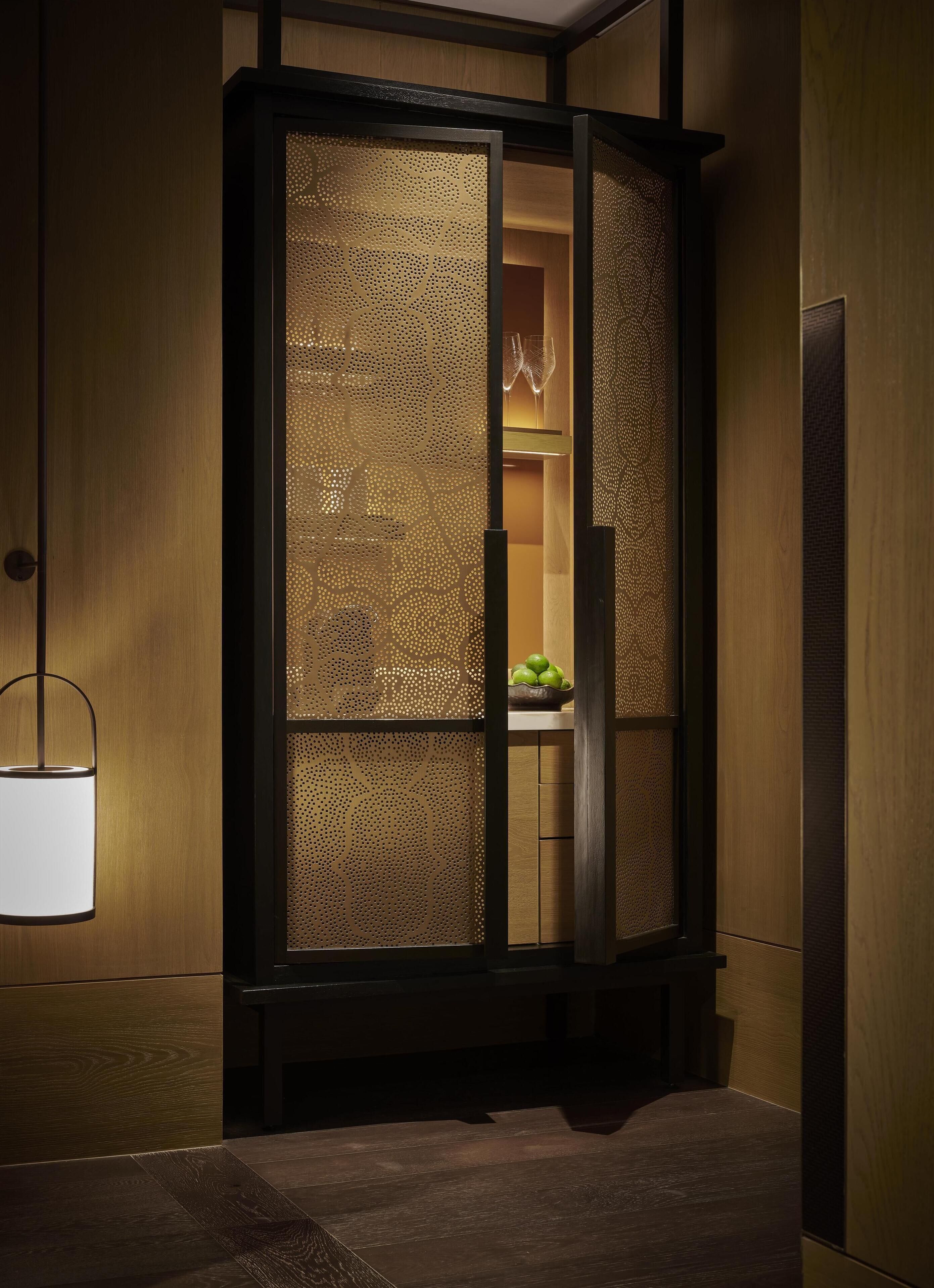 Luxe beddengoed, een minibar met enkele gratis items