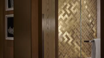 Habitación, 1 cama de matrimonio grande, en esquina | Baño | Bañera y ducha independientes y cabezal de ducha tipo lluvia