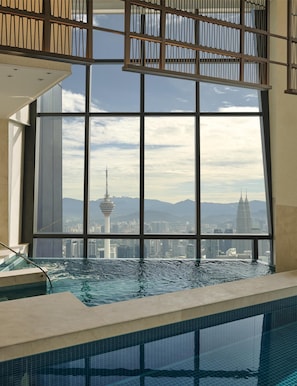 Piscina interna, funciona das 6h às 21h, espreguiçadeiras