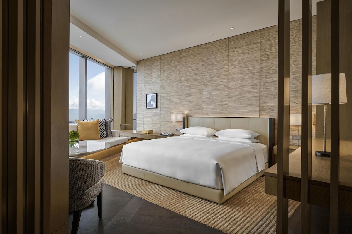Habitación, 1 cama de matrimonio grande, en esquina | Ropa de cama de alta calidad y minibar (con algunos artículos gratuitos)