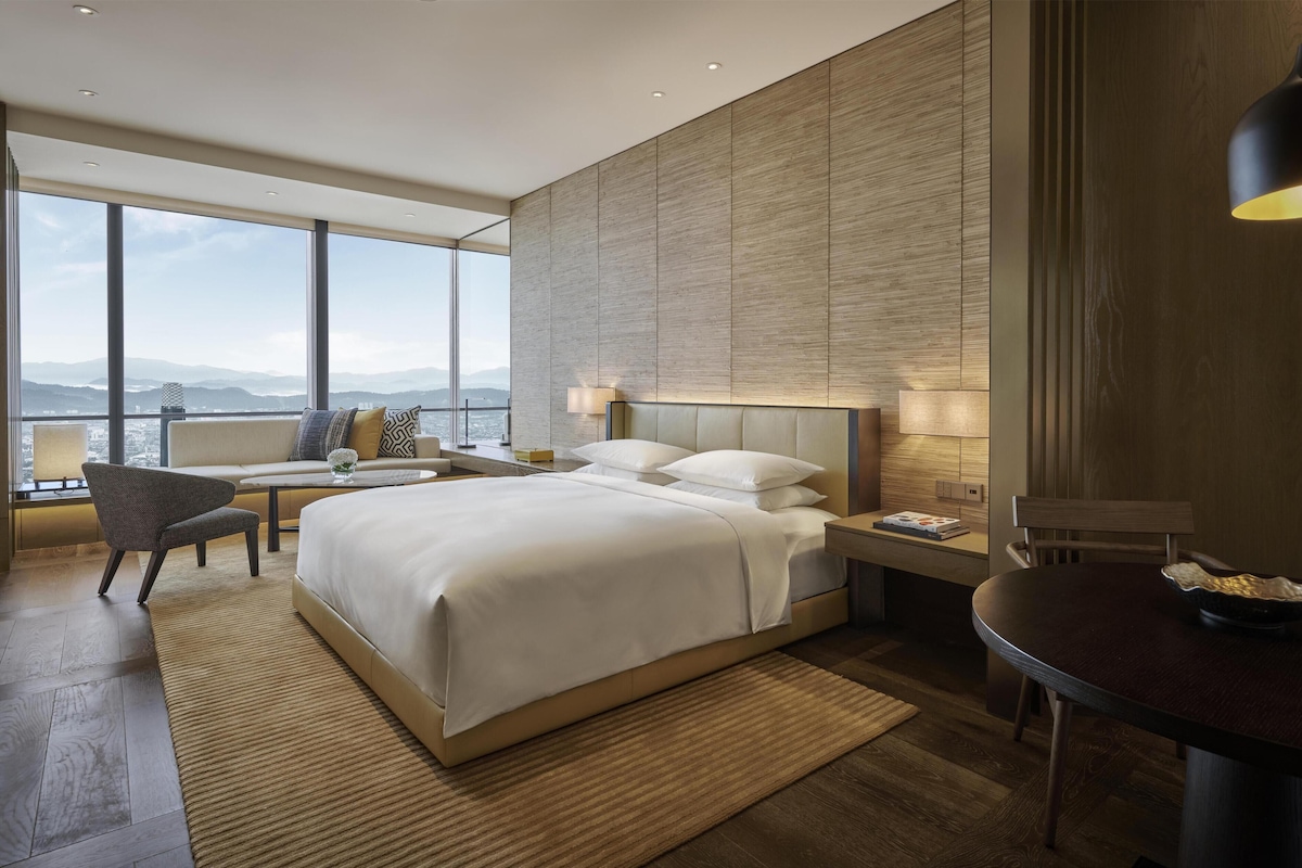 Habitación de lujo, 1 cama de matrimonio grande, en una planta alta | Ropa de cama de alta calidad y minibar (con algunos artículos gratuitos)