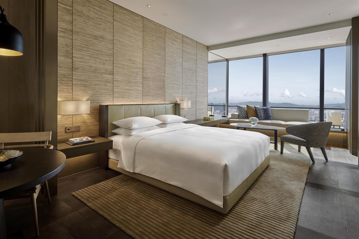 Habitación, 1 cama de matrimonio grande | Ropa de cama de alta calidad y minibar (con algunos artículos gratuitos)