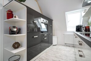 Frigorifero, microonde, forno, piano cottura