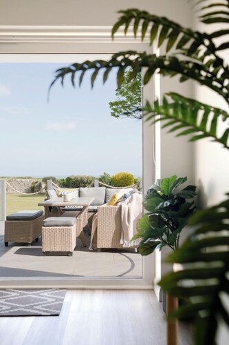 Beautiful beach side home sleeping 8 guests with Hot Tub