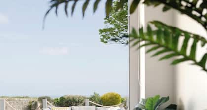 Beautiful beach side home sleeping 8 guests with Hot Tub