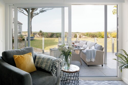 Beautiful beach side homes sleeping 16 guests with a Hot Tub