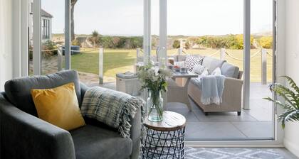 Beautiful beach side homes sleeping 16 guests with a Hot Tub