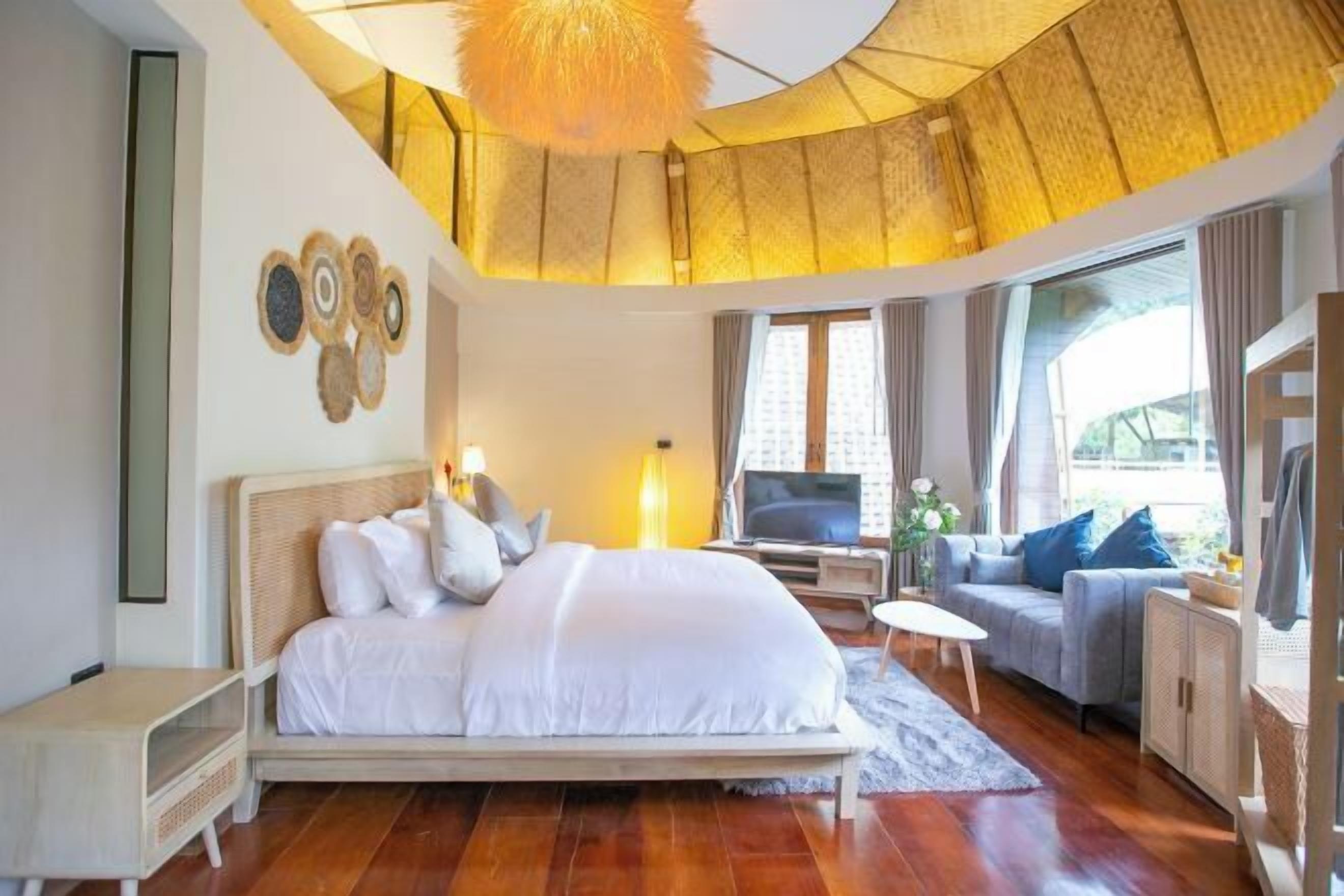 Luxe beddengoed, een gratis minibar, een kluis op de kamer, een bureau