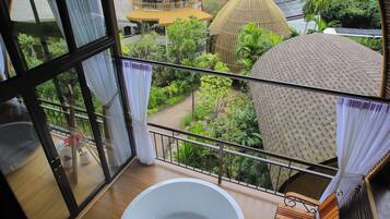 Perhehuone | Ylelliset vuodevaatteet, ilmaiset minibaarituotteet