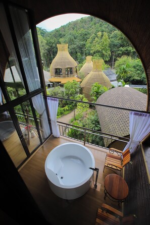 Familiekamer | Luxe beddengoed, een gratis minibar, een kluis op de kamer, een bureau