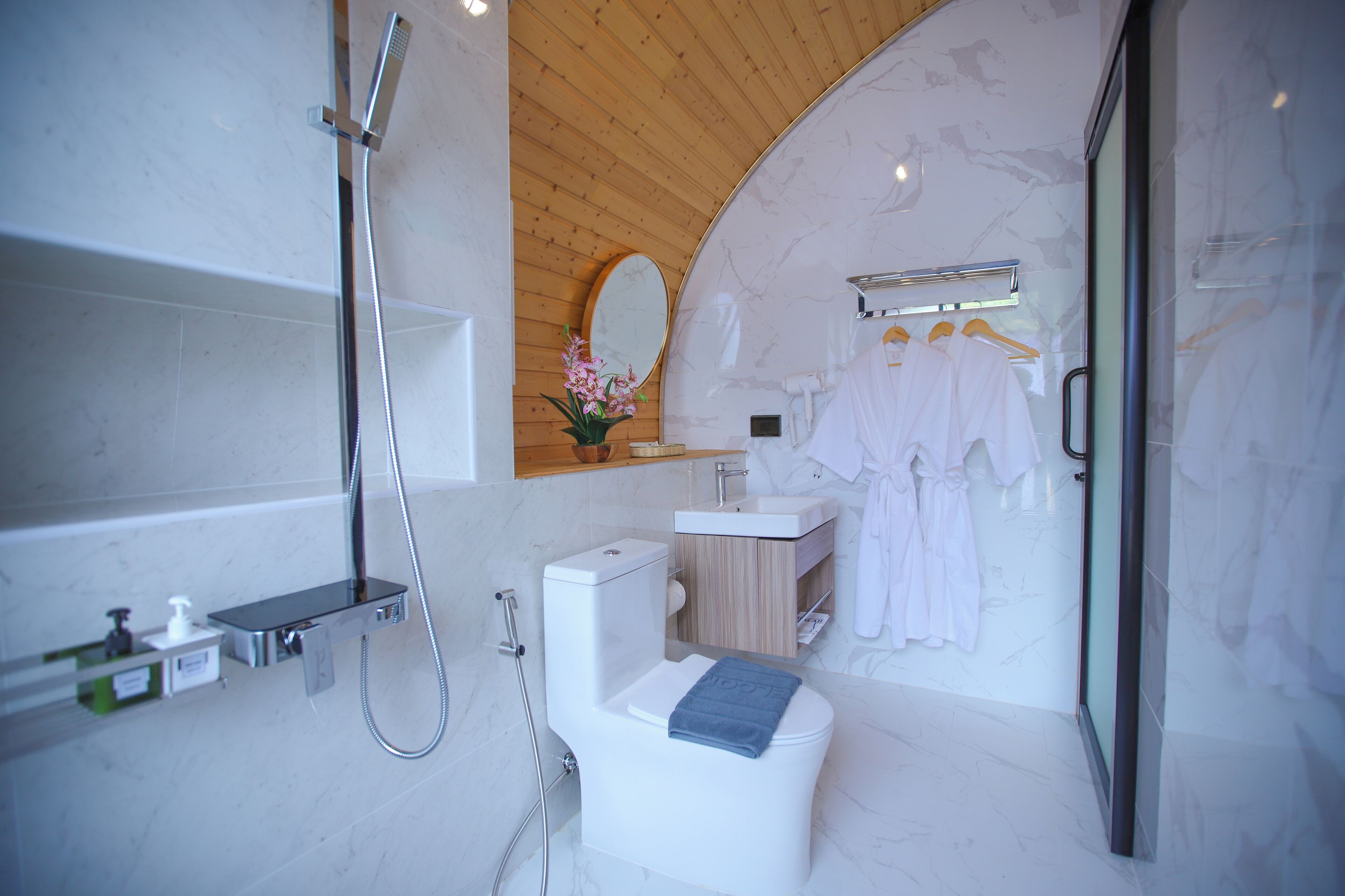 Une salle de bain moderne équipée d’une douche, de toilettes et d’un lavabo.