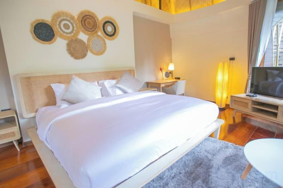 Premium bedding, minibar (free items), in-room safe, desk
