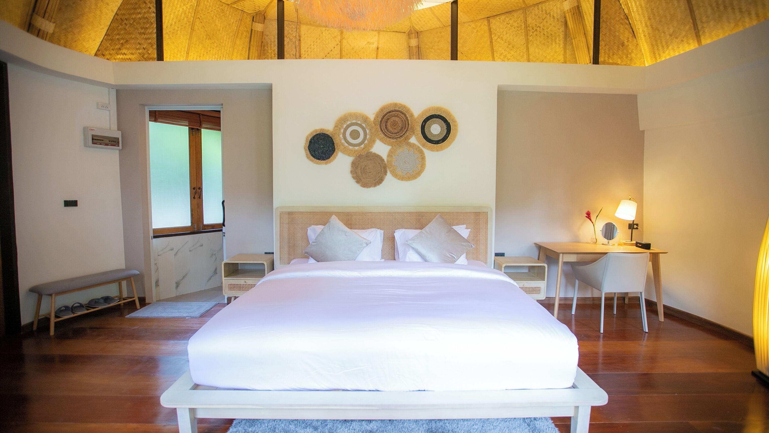 Un dormitorio con una cama grande, un escritorio y una silla.
