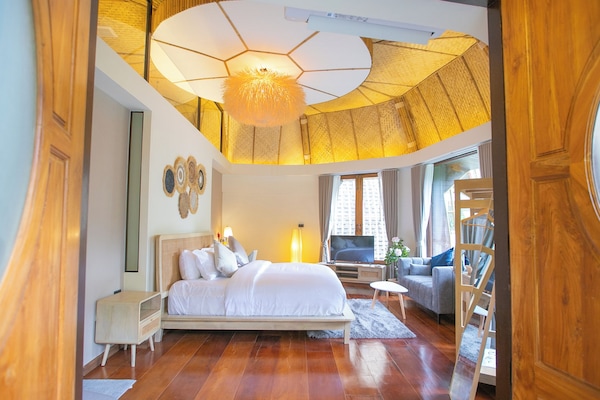 Superior Room, Garden View | Premium bedding, free minibar, in-room safe, desk