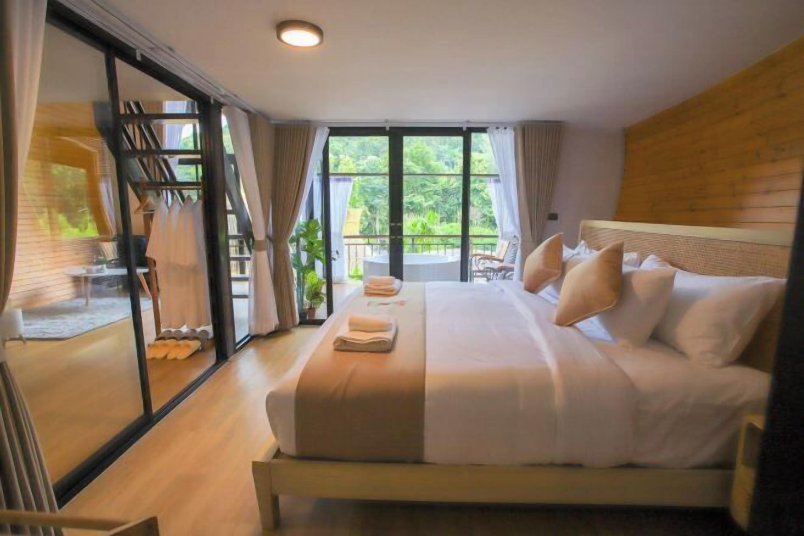 Luxe beddengoed, een gratis minibar, een kluis op de kamer, een bureau