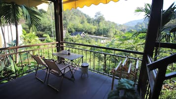 Familie tent | Woonruimte | Een 36-inch smart-tv met kabelzenders