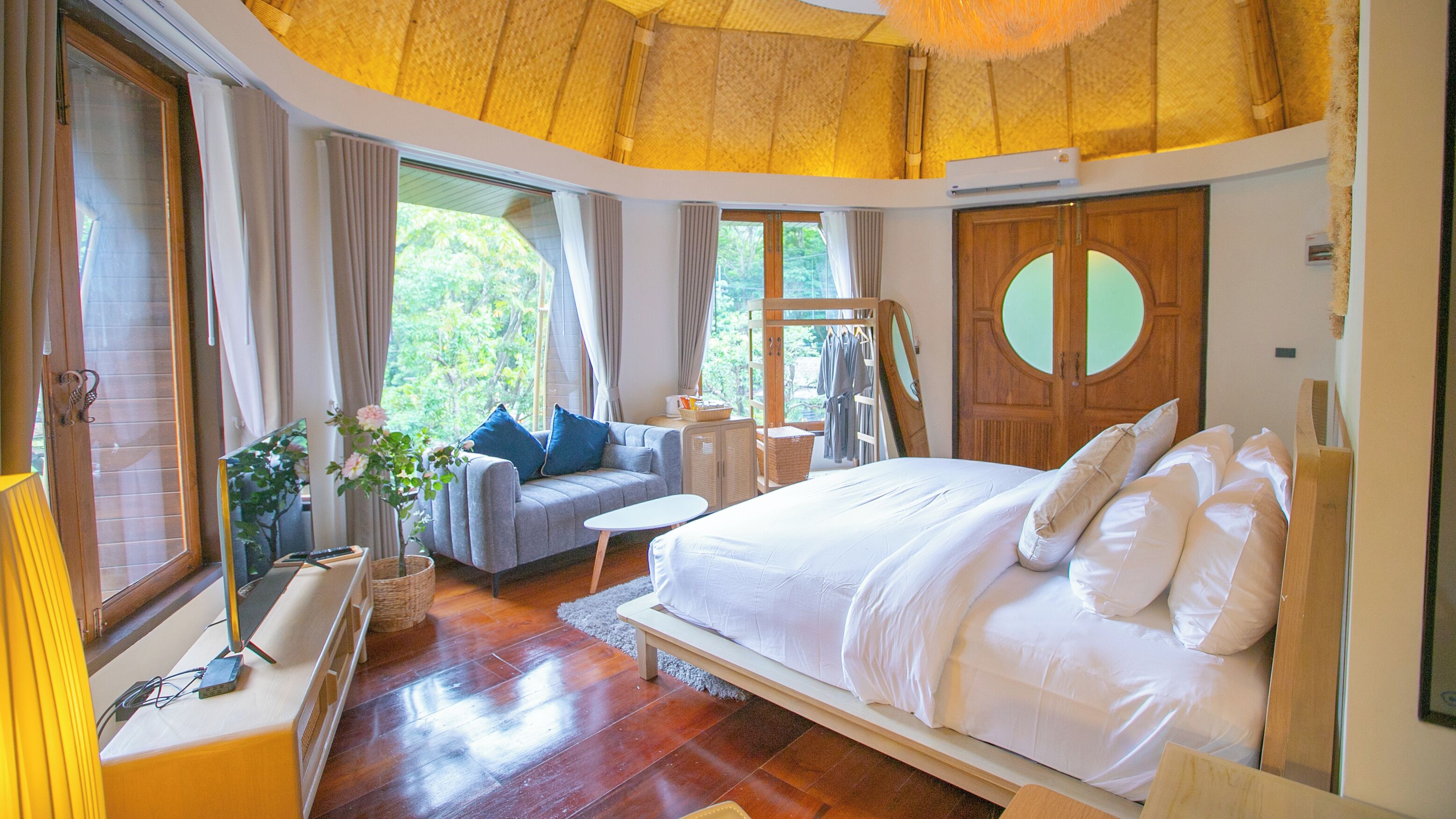 Superior Room, Garden View | Premium bedding, free minibar, in-room safe, desk