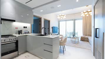 Deluxe Apartment, Balcony, City View | Private kitchen | Fridge, microwave, oven, stovetop