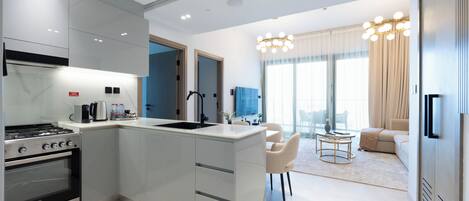 Apartemen Deluks, balkon, pemandangan kota | Dapur pribadi | Lemari es, microwave, oven, dan kompor