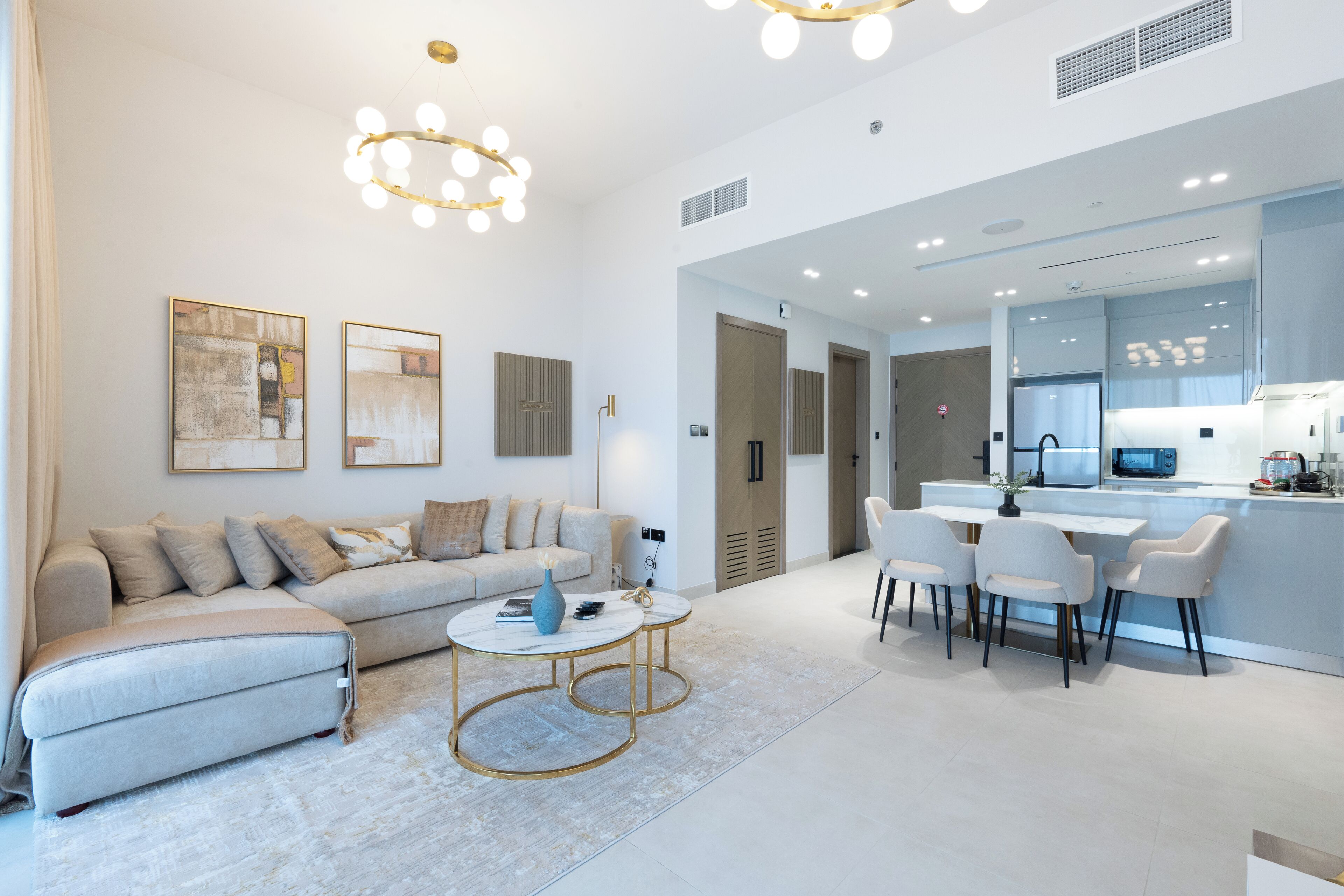 Apartamento luxo, sacada, vista para a cidade | Área de estar | Smart TV 50 cm com canais digitais