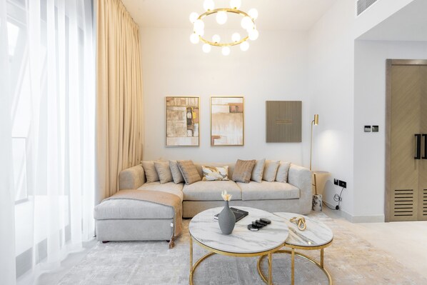 Departamento Deluxe, balcón, vista a la ciudad | Área de sala de estar | Smart TV de 50 cm con canales digitales 