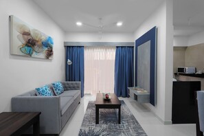 Appartement Standard | Coin séjour | Télévision LED de 32 pouces avec chaînes par câble