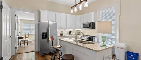 Een koelkast, een magnetron, een oven, een kookplaat