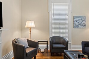 TV, offices - Enriched with history & tradition is where you will find Capitol Walk (Frankfort)
