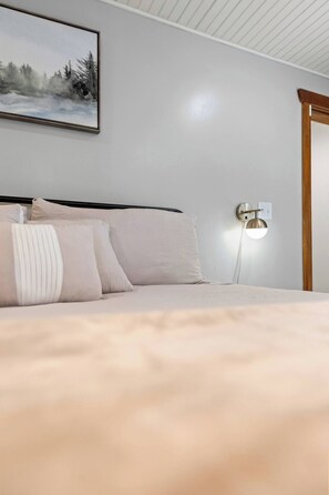 3 bedrooms, desk, iron/ironing board, travel cot
