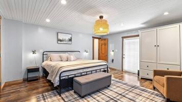 3 soverom, skrivebord, strykejern/-brett og reiseseng for barn