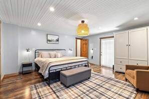 3 bedrooms, desk, iron/ironing board, travel cot - Carriage on Petticoat (Frankfort)