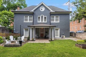 Exterior - Carriage on Petticoat (Frankfort)