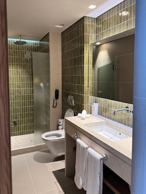 Junior Suite Grand Balcony Side Sea View | Salle de bain | Douche, sèche-cheveux, chaussons, serviettes fournies