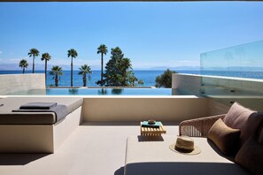 Un balcon avec vue sur la mer, les palmiers et les montagnes.