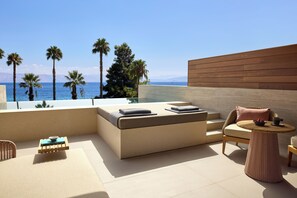 Deluxe Double Room Private Pool Front Sea View | Sengetøy av topp kvalitet, minibar, safe på rommet og skrivebord