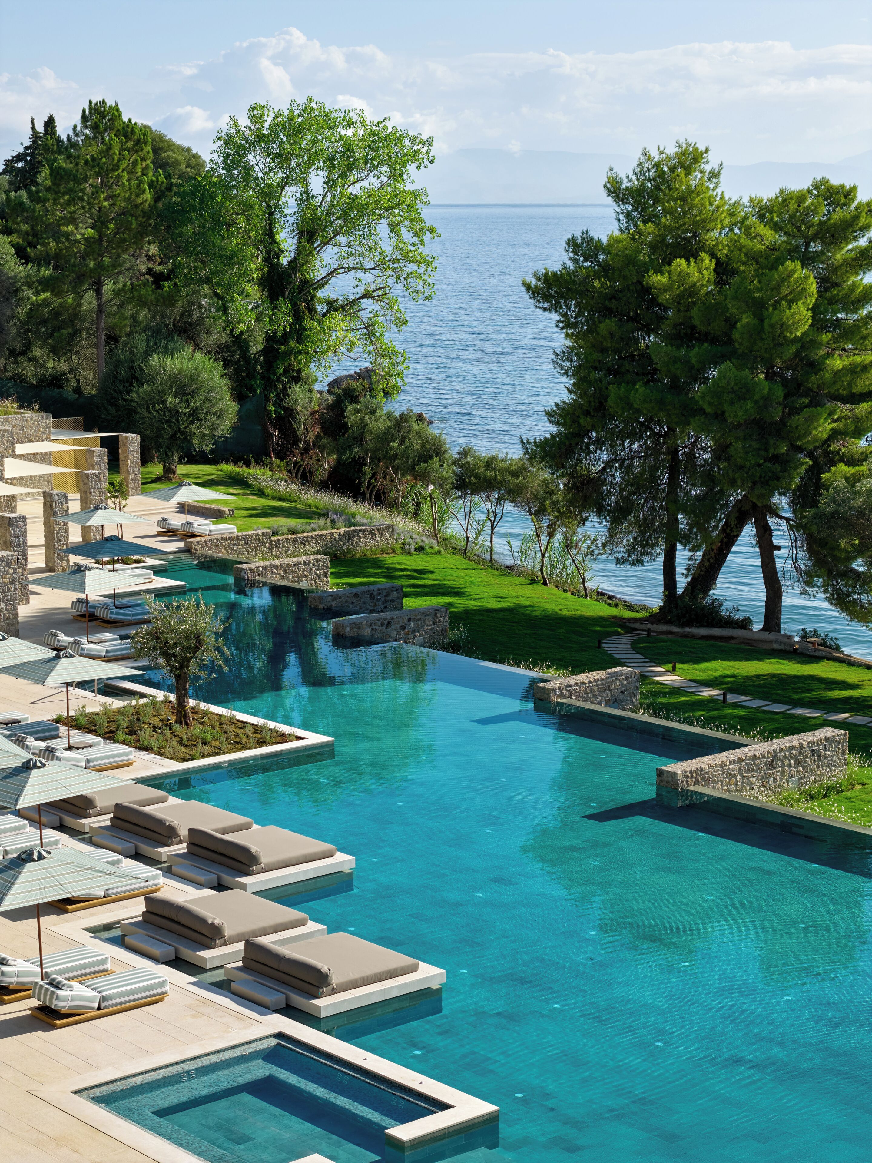 Una piscina al aire libre de temporada
