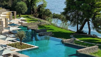 Una piscina al aire libre de temporada