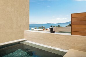 Junior Suite Private Pool Side Sea View | Roupas de cama premium, frigobar, cofres nos quartos, escrivaninha