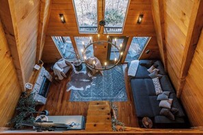 Smart TV - Immerse yourself into nature's beauty while enjoying the comforts of this charming cabin (Stanton)