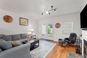 TV, offices - This house is a 3 bedroom(s), 2.5 bathrooms, located in Lexington, KY. (Lexington)